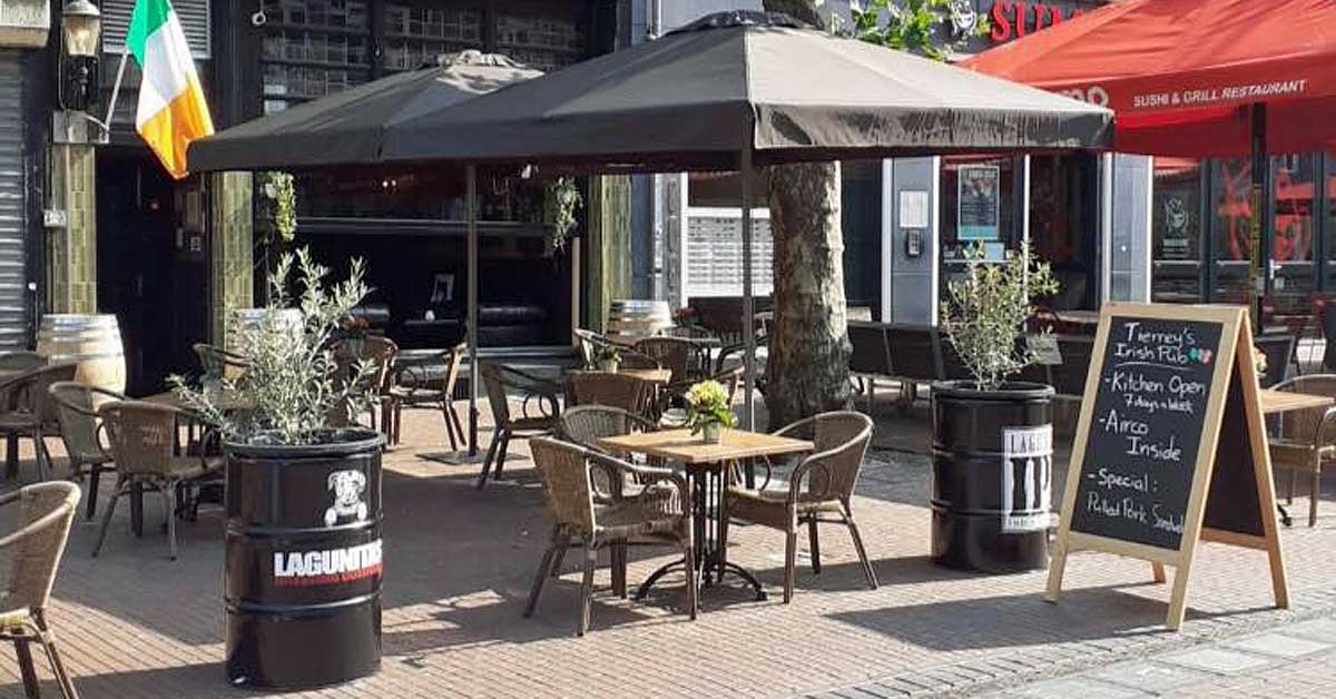 Ierse Pub Nijmegen met buitenzitplaatsen, inclusief tafels en stoelen op de sidewalk. Photo: Facebook